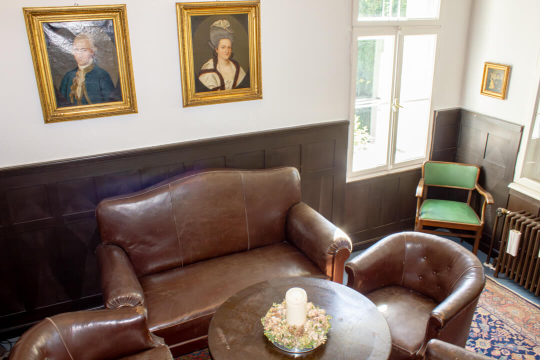Zimmer des Gebäudes der Gebrüder Bernard A.G, mit Sofa, Sessel, Tisch und Gemälde